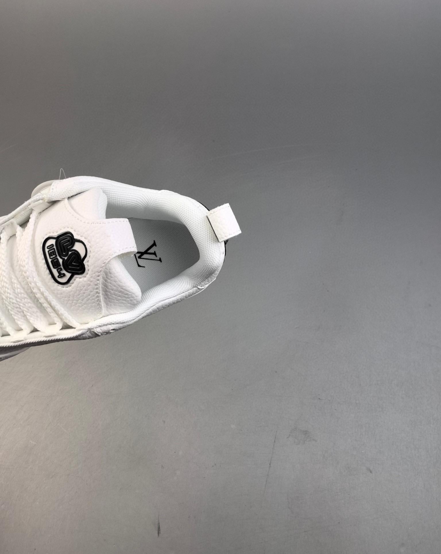 L---s V--tton Trainer Sneaker Low3 6-45