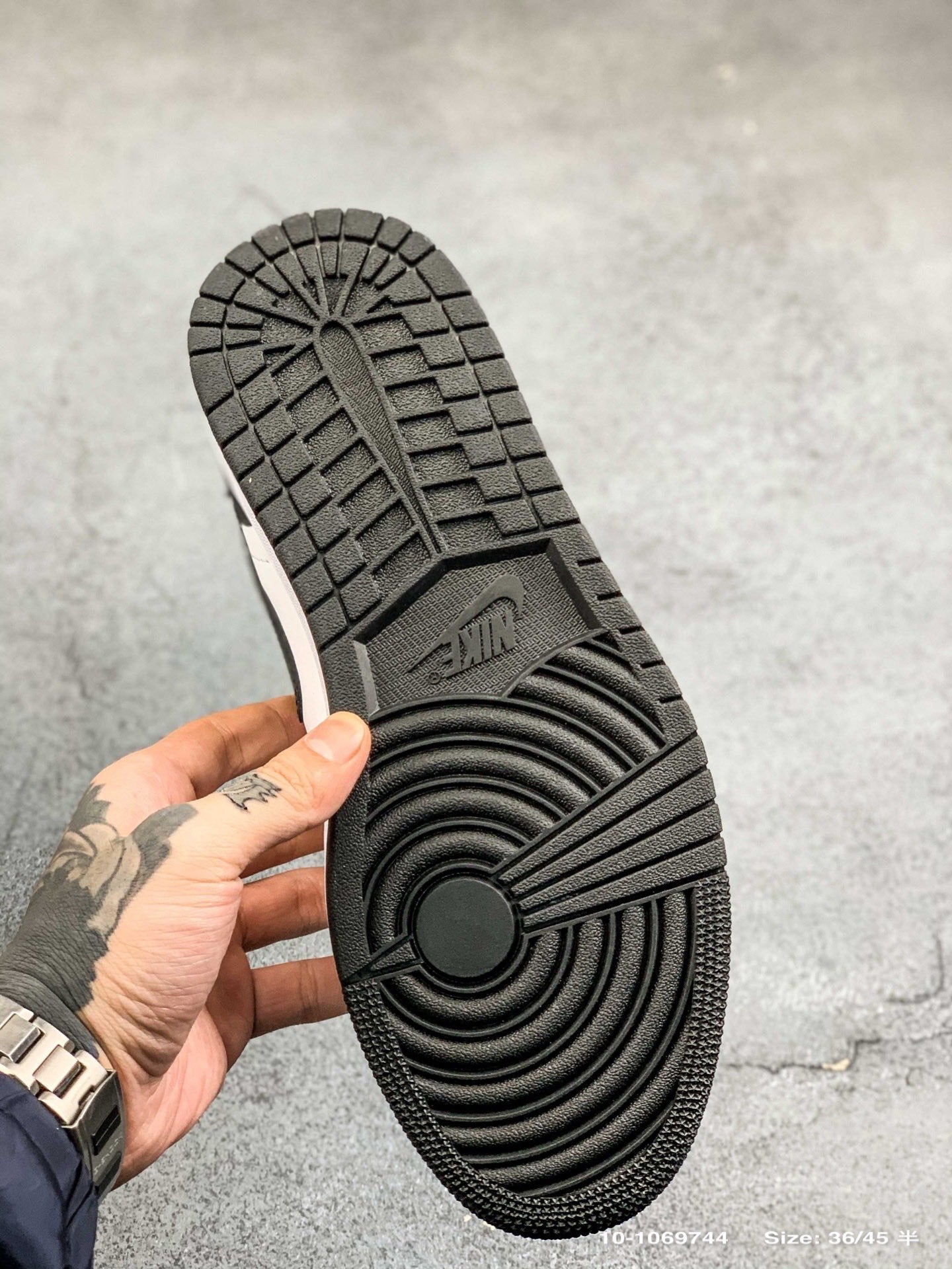 Air Jordan 1 Retro Midreverse Black Toe