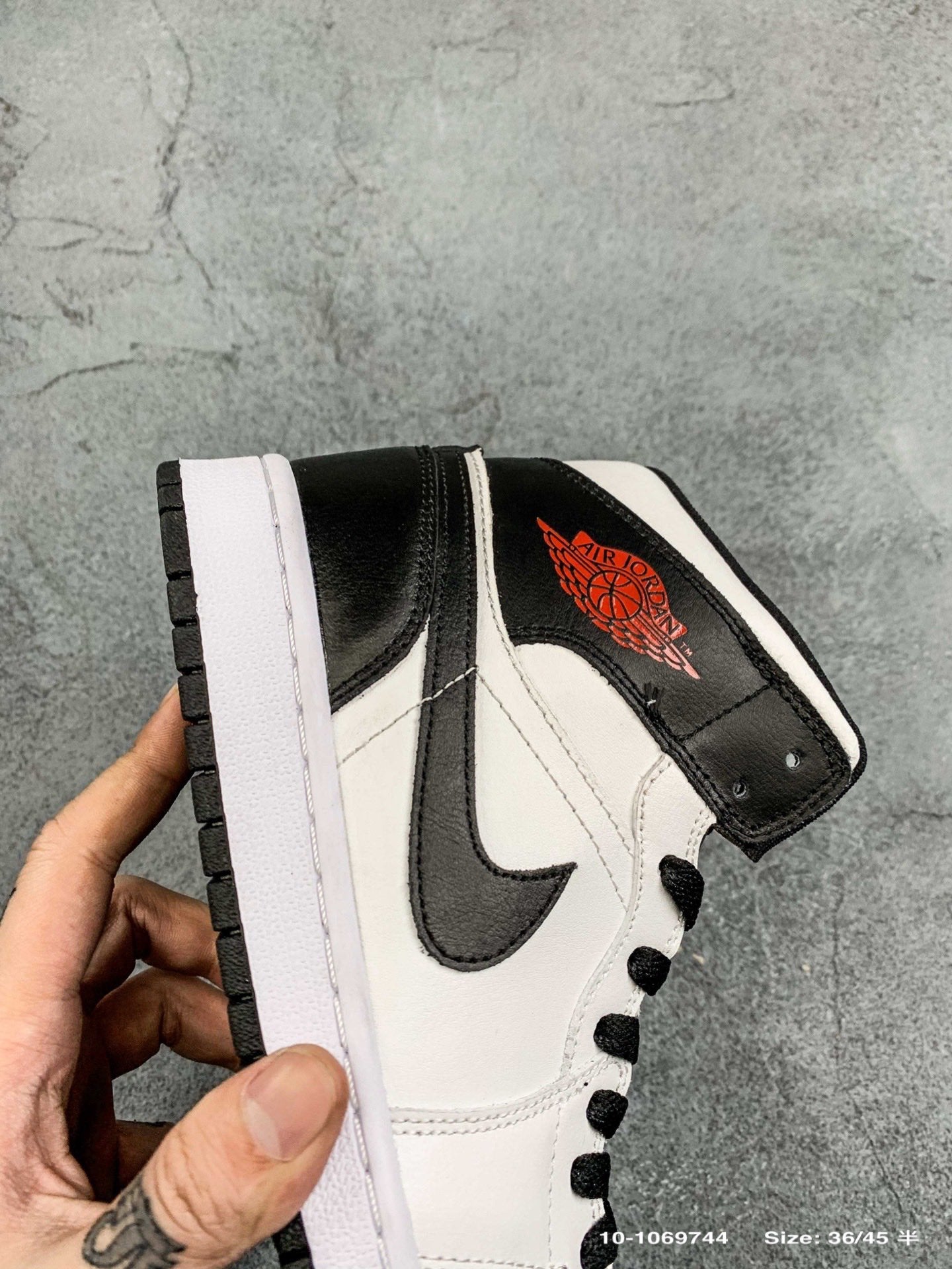 Air Jordan 1 Retro Midreverse Black Toe