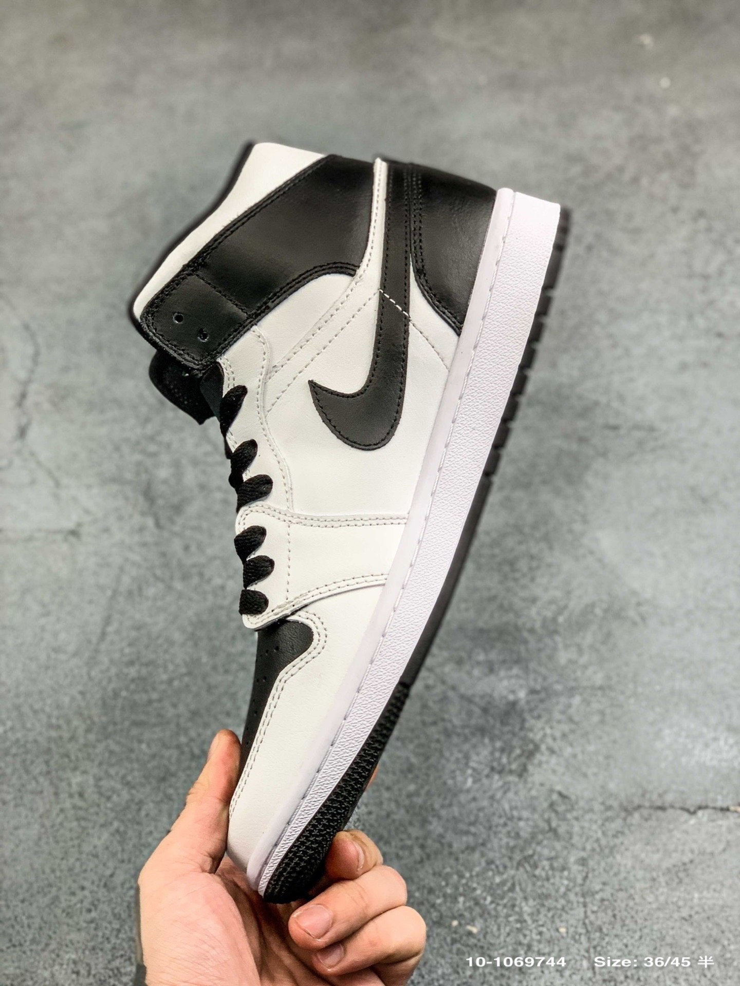 Air Jordan 1 Retro Midreverse Black Toe
