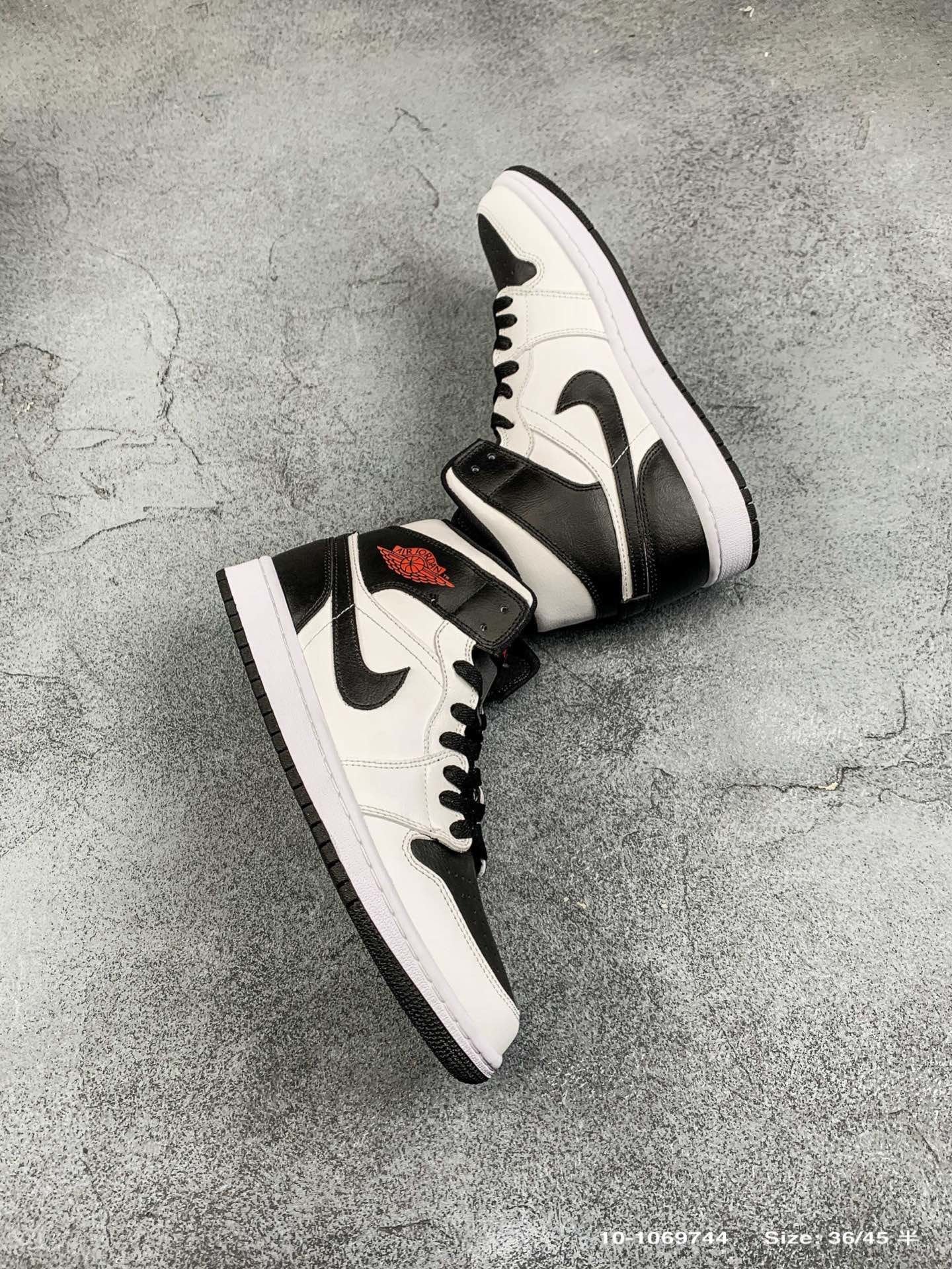 Air Jordan 1 Retro Midreverse Black Toe