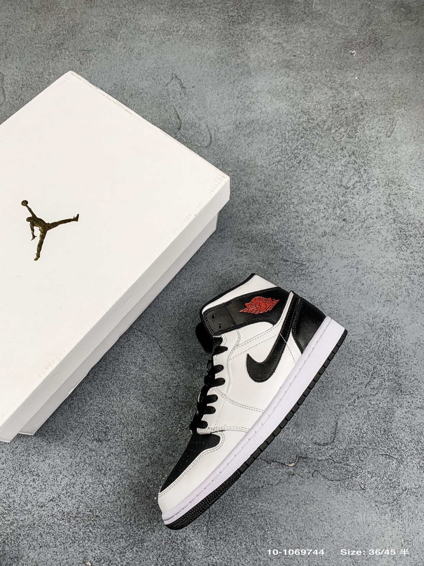 Air Jordan 1 Retro Midreverse Black Toe